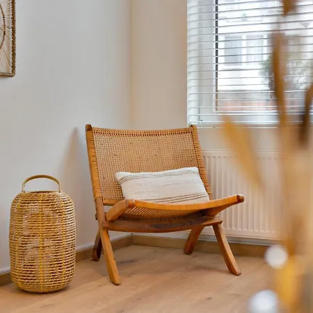 Renovated Apt On Perfect Location Just 1 Minute From Lippenslaan דירה *