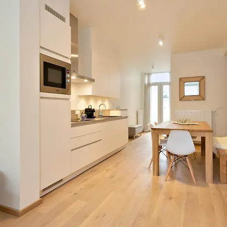 Renovated Apt On Perfect Location Just 1 Minute From Lippenslaan דירה קנוקה-הייסט