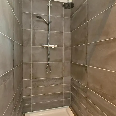 Renovated Apt On Perfect Location Just 1 Minute From Lippenslaan Apartman