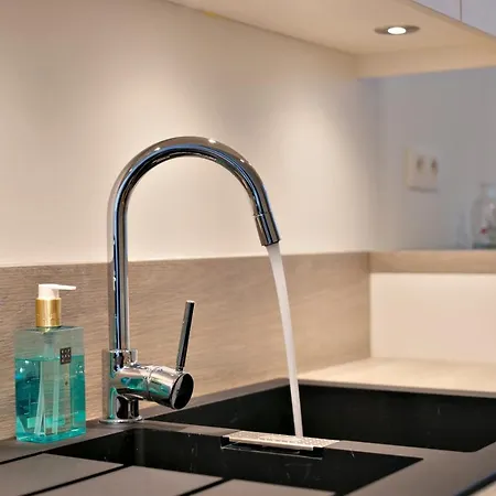 Renovated Apt On Perfect Location Just 1 Minute From Lippenslaan דירה *